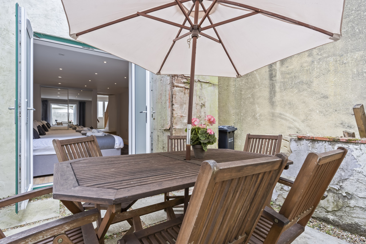 Redhill Hideaway: Stylish 2 Bed Home in 4 Linkfield Cor, Redhill RH1 1BB, UK - Property image 28 - VivreStays