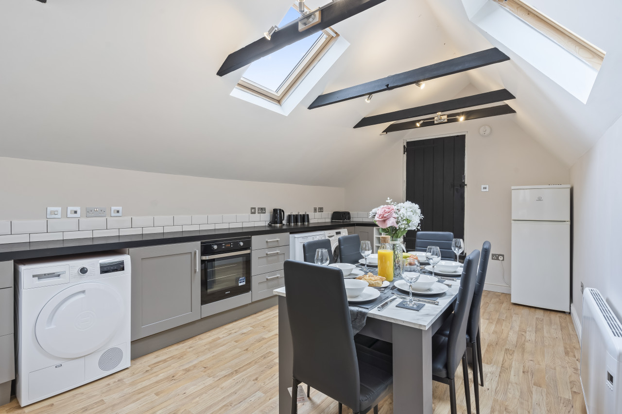 Redhill Hideaway: Stylish 2 Bed Home in 4 Linkfield Cor, Redhill RH1 1BB, UK - Property image 11 - VivreStays