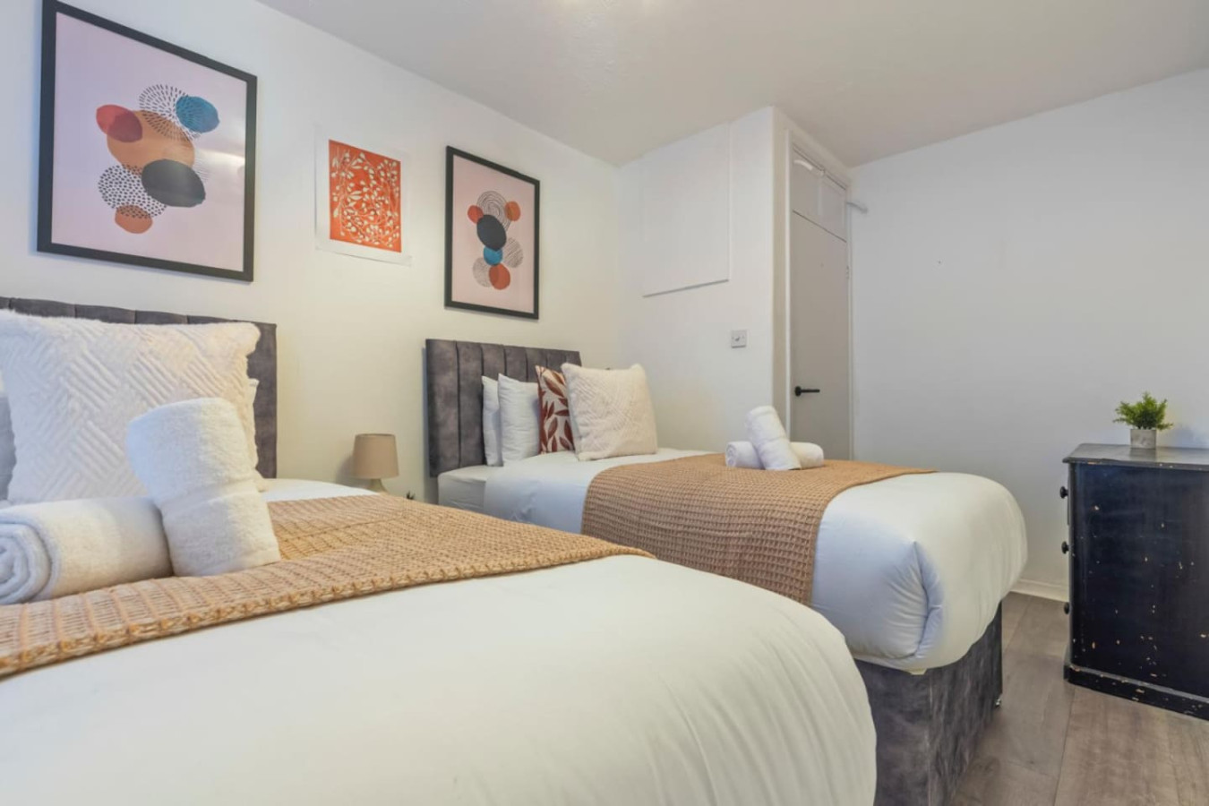 Central LDN Apt, Wi-Fi, Sleep 6 in 14A Wyfold Road - Property image 2 - VivreStays