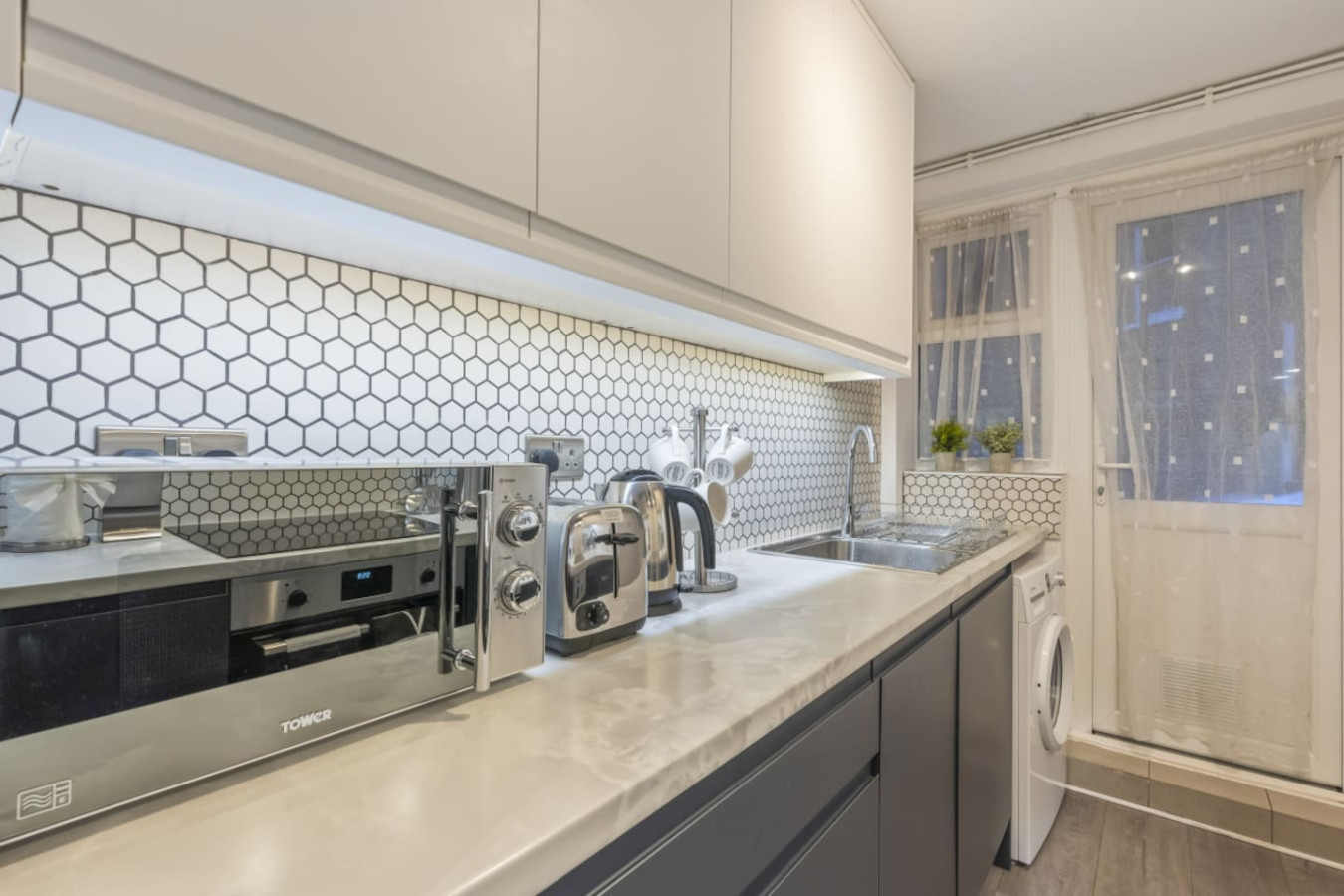 Central LDN Apt, Wi-Fi, Sleep 6 in 14A Wyfold Road - Property image 9 - VivreStays