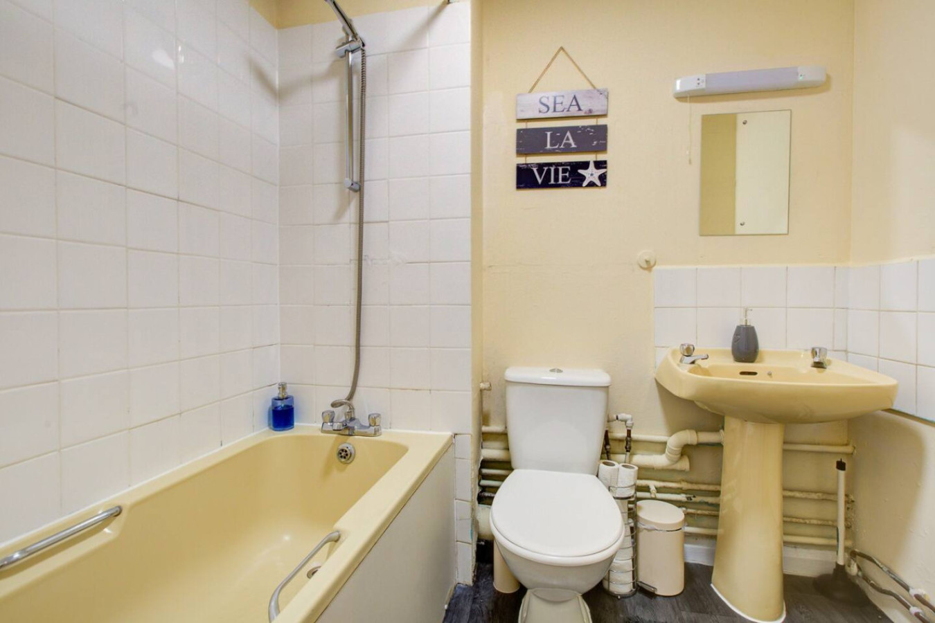 2 Bedroom Serviced Apartment Free Parking in Meadowbridge Court, 99 Princess Road Meadowbridge Court - Property image 18 - VivreStays