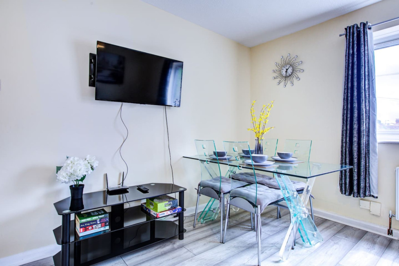 2 Bedroom Serviced Apartment Free Parking in Meadowbridge Court, 99 Princess Road Meadowbridge Court - Property image 3 - VivreStays