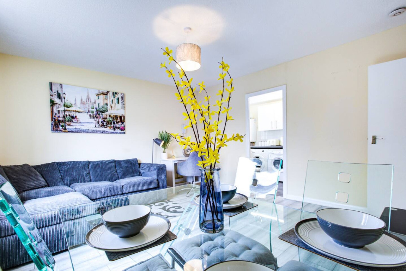 2 Bedroom Serviced Apartment Free Parking in Meadowbridge Court, 99 Princess Road Meadowbridge Court - Property image 5 - VivreStays