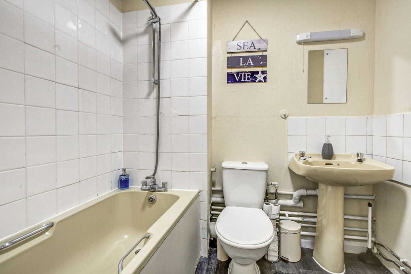 2 Bedroom Serviced Apartment Free Parking in Meadowbridge Court, 99 Princess Road Meadowbridge Court - Property image 19 - VivreStays