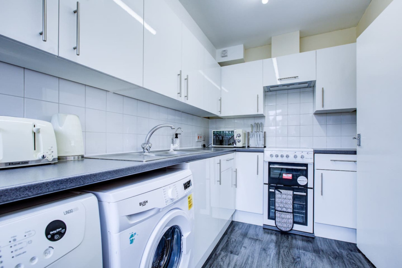2 Bedroom Serviced Apartment Free Parking in Meadowbridge Court, 99 Princess Road Meadowbridge Court - Property image 17 - VivreStays