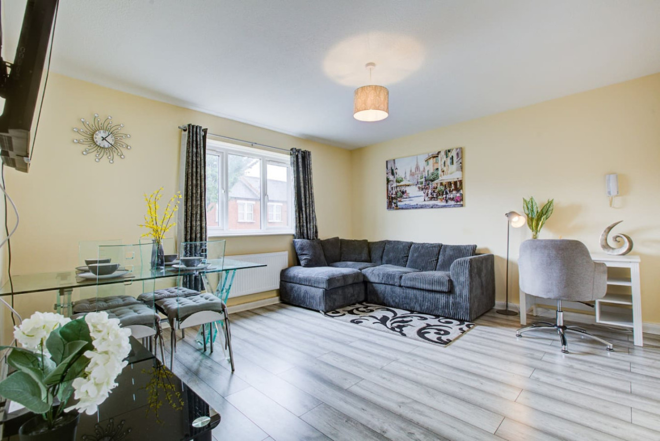 2 Bedroom Serviced Apartment Free Parking in Meadowbridge Court, 99 Princess Road Meadowbridge Court - Property image 6 - VivreStays