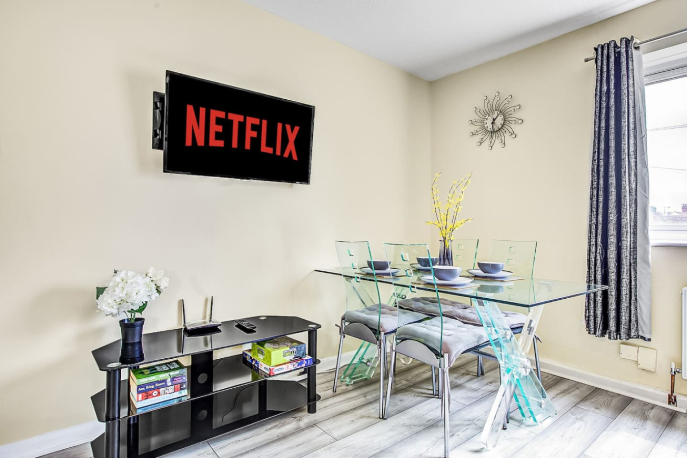 2 Bedroom Serviced Apartment Free Parking in Meadowbridge Court, 99 Princess Road Meadowbridge Court - Property image 2 - VivreStays