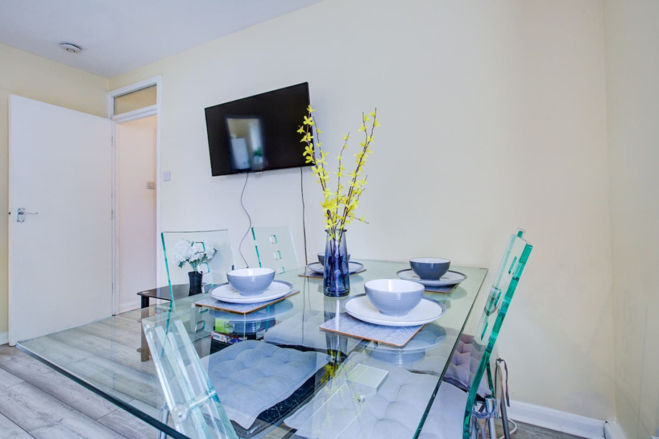 2 Bedroom Serviced Apartment Free Parking in Meadowbridge Court, 99 Princess Road Meadowbridge Court - Property image 4 - VivreStays