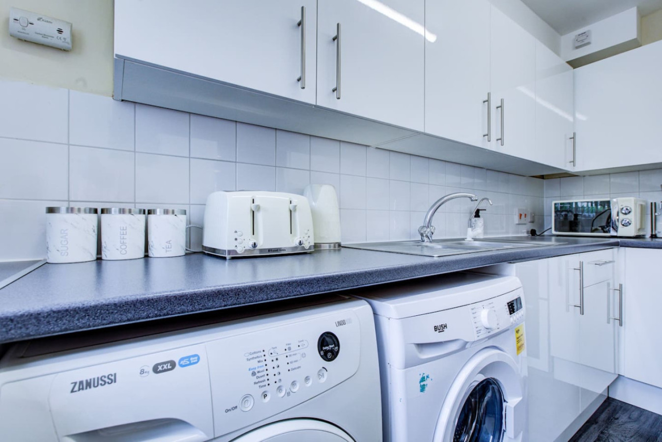 2 Bedroom Serviced Apartment Free Parking in Meadowbridge Court, 99 Princess Road Meadowbridge Court - Property image 16 - VivreStays