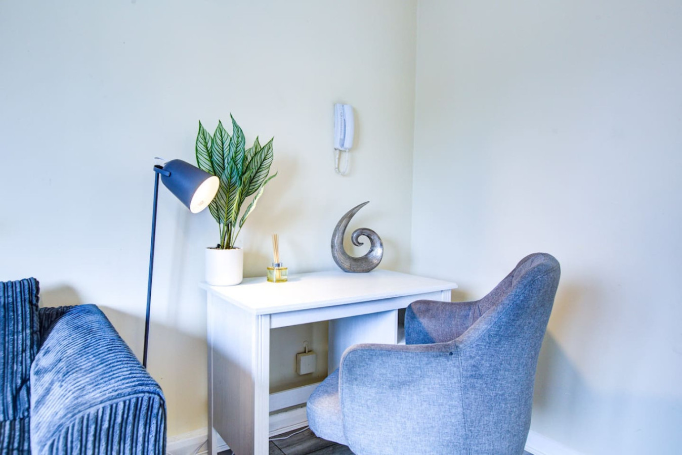 2 Bedroom Serviced Apartment Free Parking in Meadowbridge Court, 99 Princess Road Meadowbridge Court - Property image 8 - VivreStays
