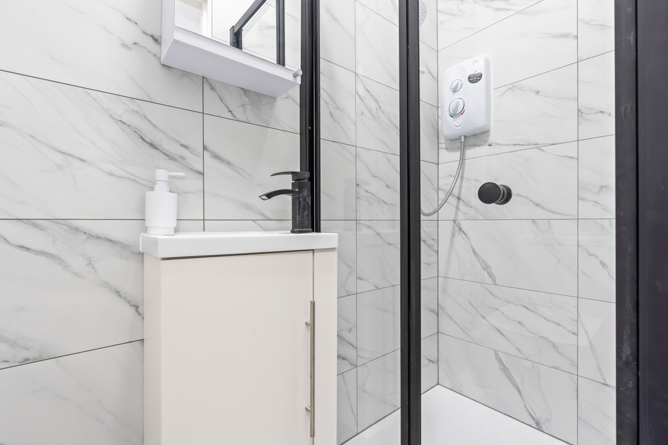 Brand New 4 BDR Apartment in Willesden Ln, London, UK - Property image 18 - VivreStays