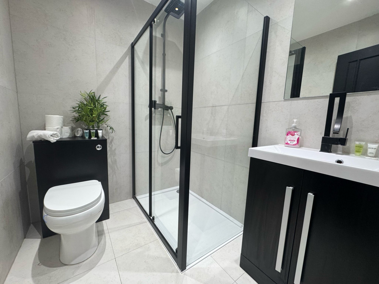 Luxury 2 Bed West London, Free Parking in 200 Harefield Rd, Uxbridge UB8 1PS, UK - Property image 3 - VivreStays