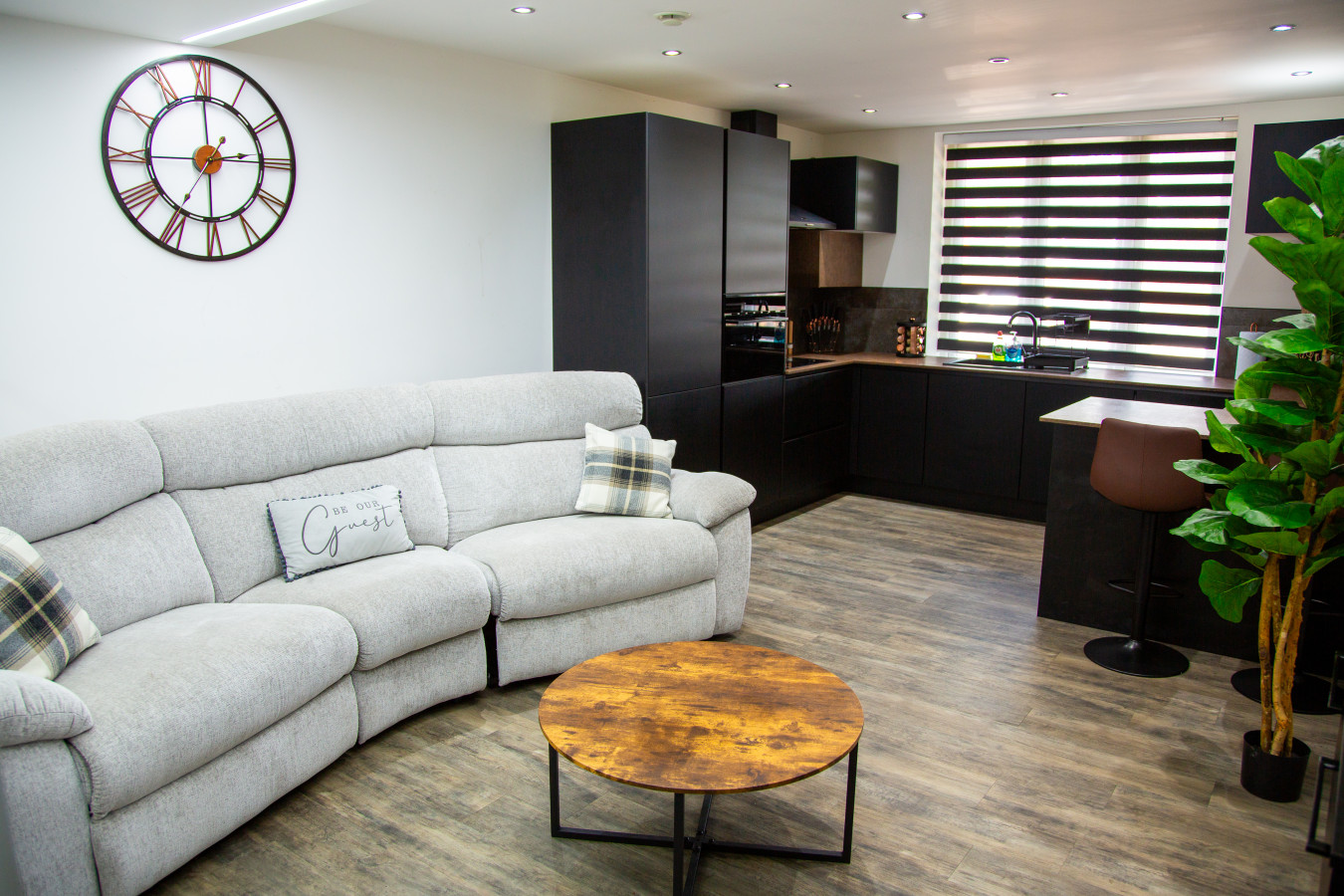 Luxury 2 Bed West London, Free Parking in 200 Harefield Rd, Uxbridge UB8 1PS, UK - Property image 15 - VivreStays