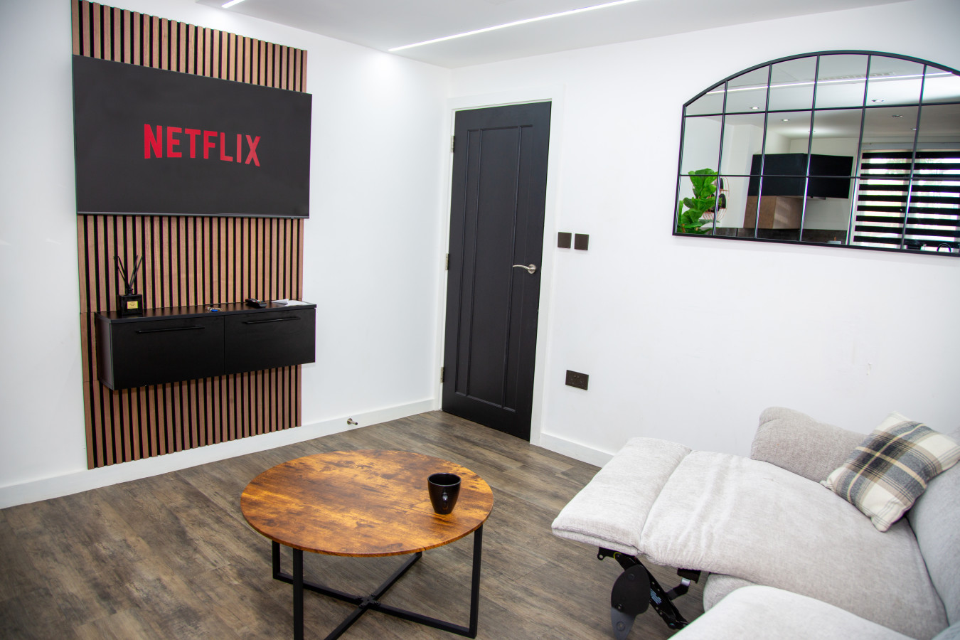 Luxury 2 Bed West London, Free Parking in 200 Harefield Rd, Uxbridge UB8 1PS, UK - Property image 5 - VivreStays