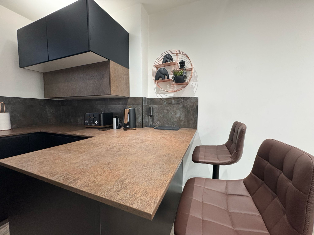 Spacious Luxury Apartment Heathrow in 200 Harefield Rd, Uxbridge UB8 1PS, UK - Property image 7 - VivreStays