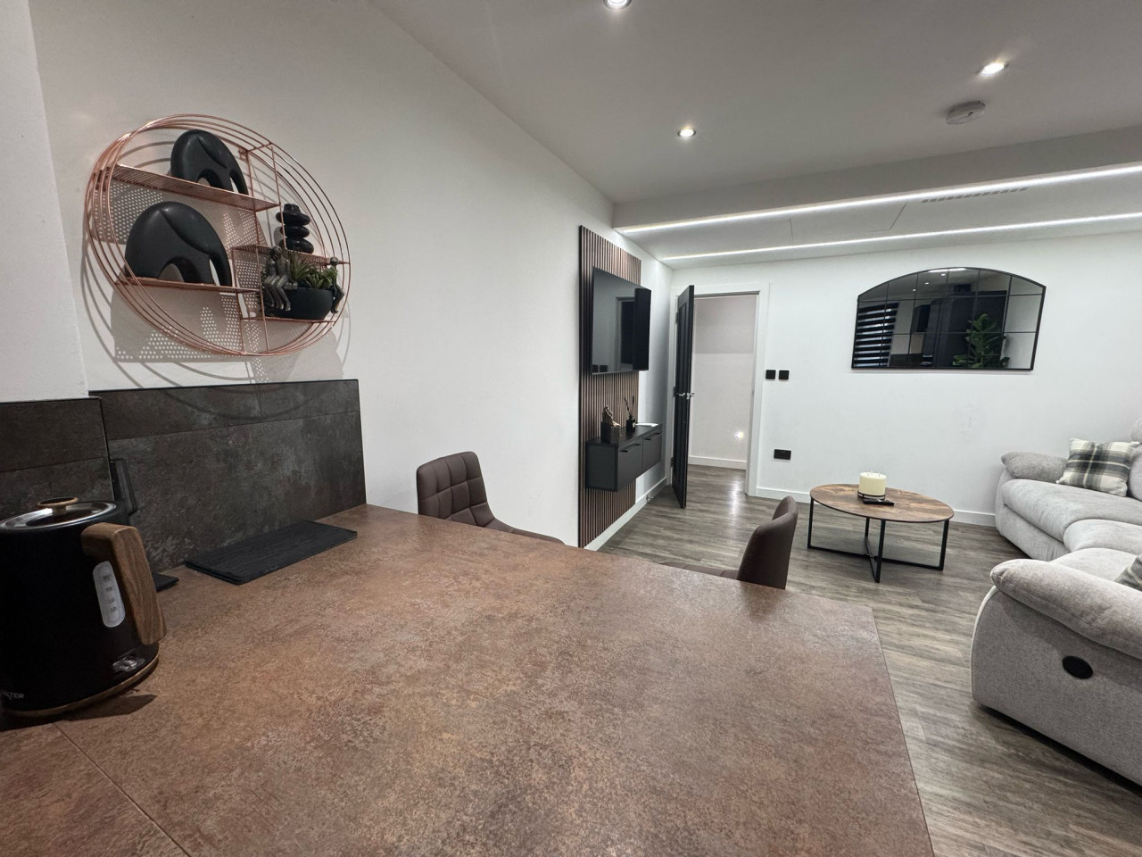 Spacious Luxury Apartment Heathrow in 200 Harefield Rd, Uxbridge UB8 1PS, UK - Property image 11 - VivreStays