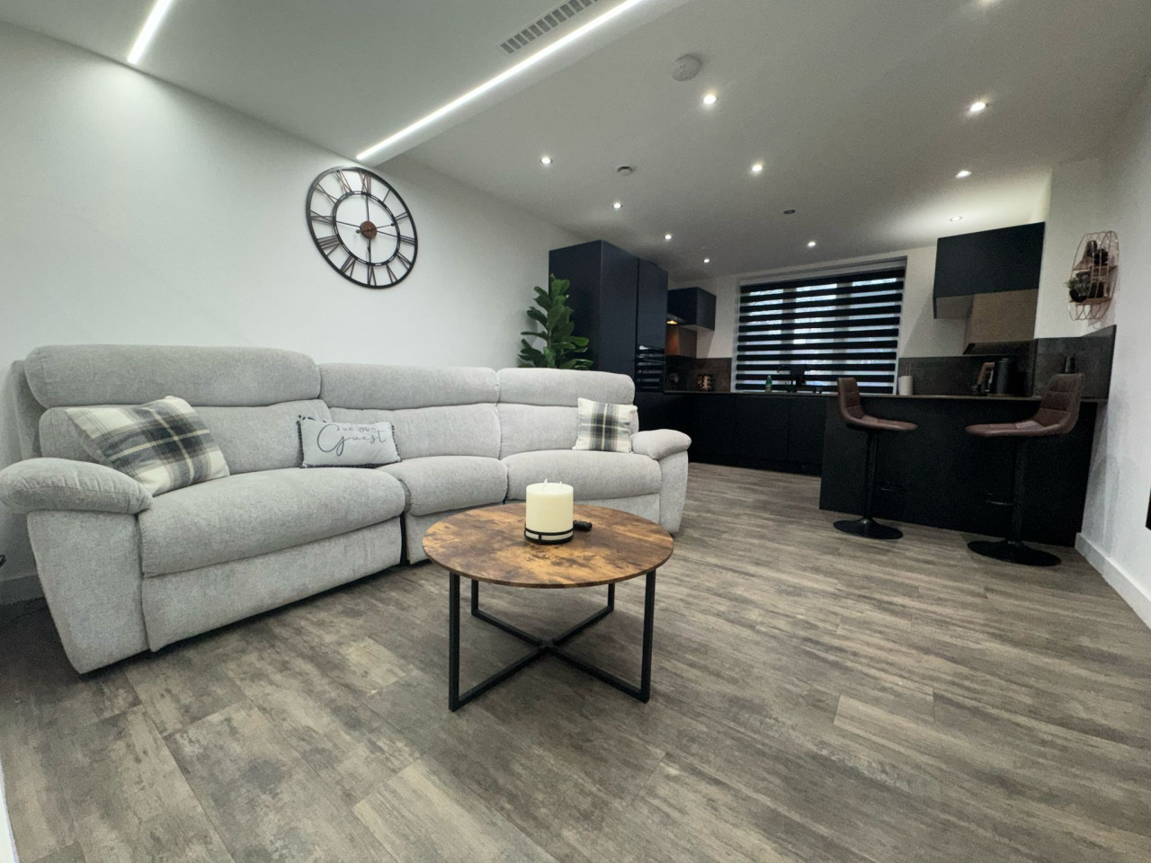 Spacious Luxury Apartment Heathrow in 200 Harefield Rd, Uxbridge UB8 1PS, UK - Property image 3 - VivreStays