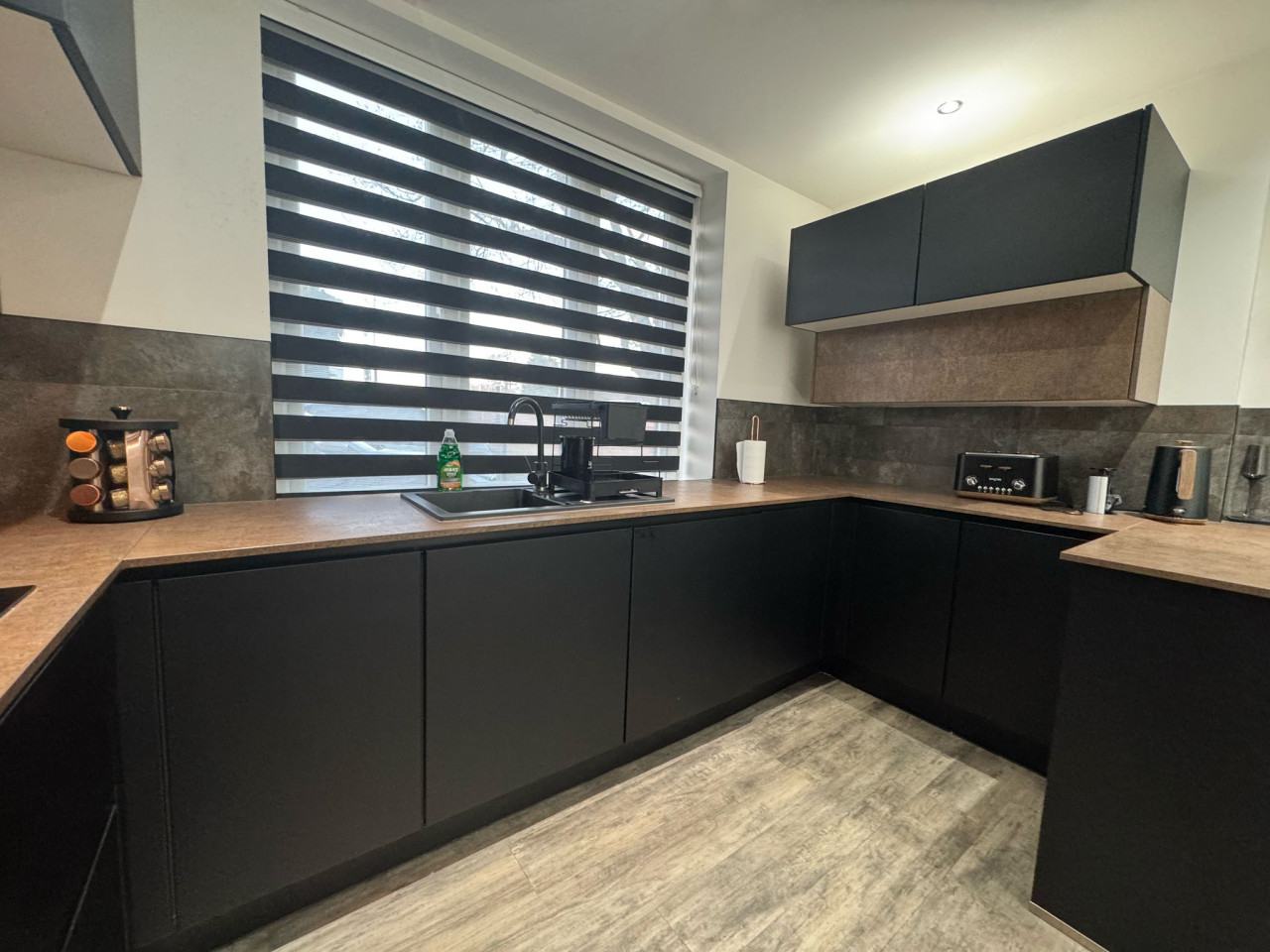 Spacious Luxury Apartment Heathrow in 200 Harefield Rd, Uxbridge UB8 1PS, UK - Property image 6 - VivreStays