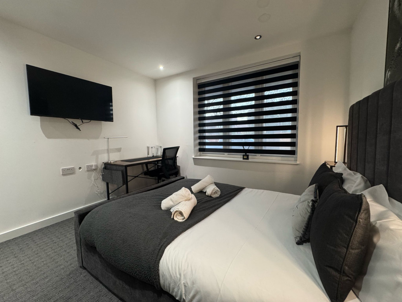 Spacious Luxury Apartment Heathrow in 200 Harefield Rd, Uxbridge UB8 1PS, UK - Property image 10 - VivreStays