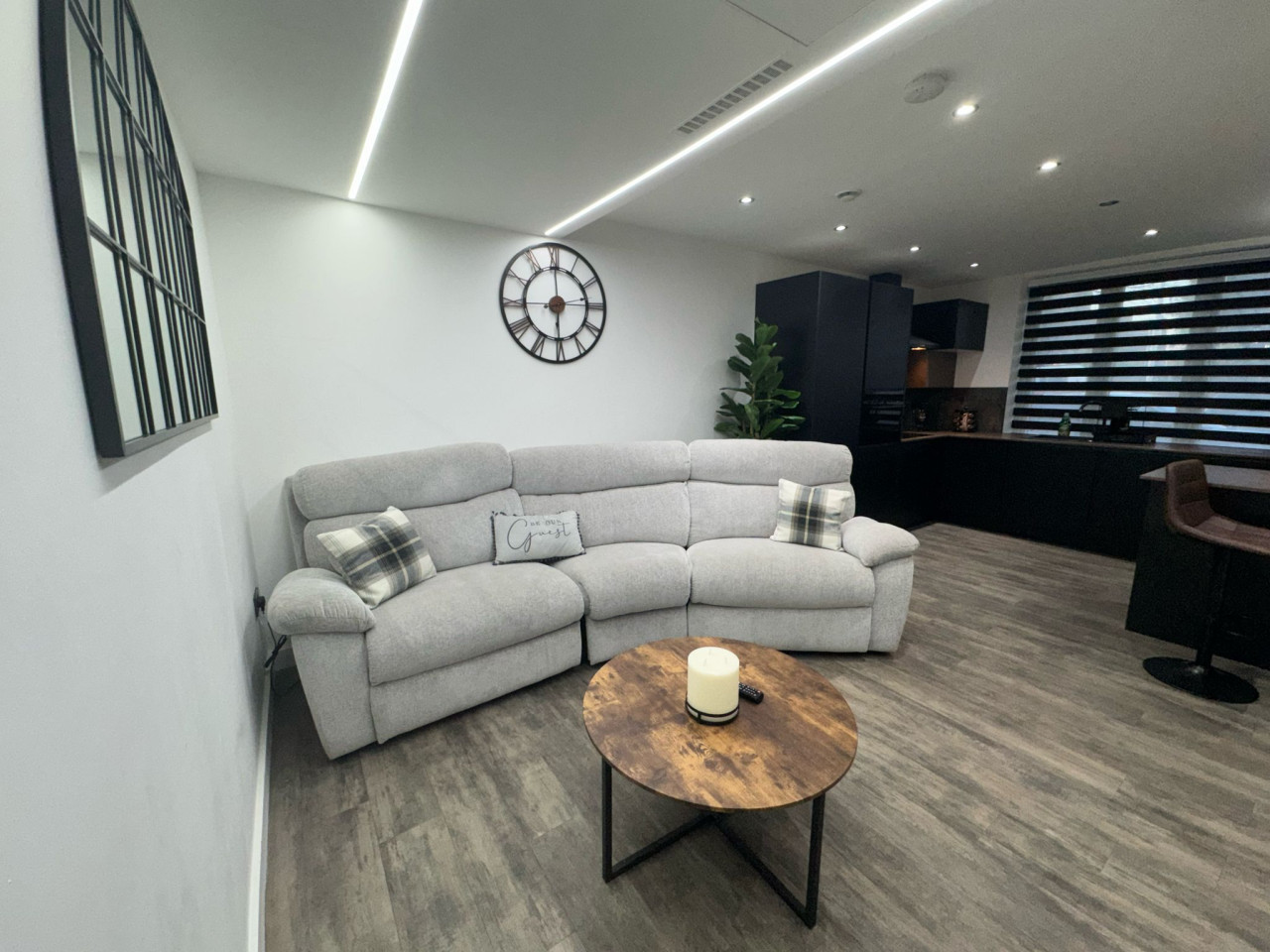 Spacious Luxury Apartment Heathrow in 200 Harefield Rd, Uxbridge UB8 1PS, UK - Property image 12 - VivreStays