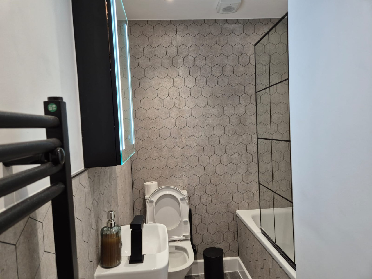 High-Spec 4-Bedroom Home Croydon in 19 Broadway Ave, Croydon CR0 2LP, UK - Property image 13 - VivreStays