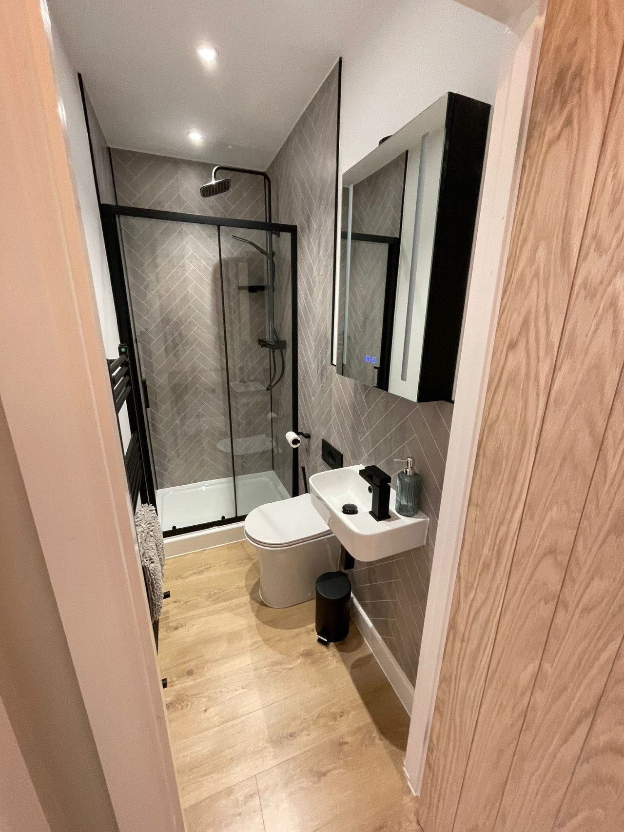 High-Spec 4-Bedroom Home Croydon in 19 Broadway Ave, Croydon CR0 2LP, UK - Property image 9 - VivreStays