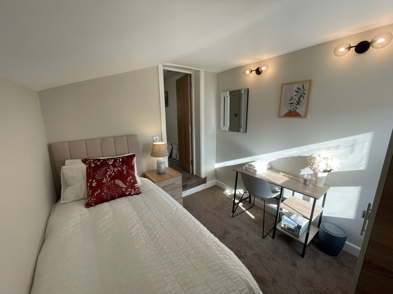 High-Spec 4-Bedroom Home Croydon in 19 Broadway Ave, Croydon CR0 2LP, UK - Property image 10 - VivreStays