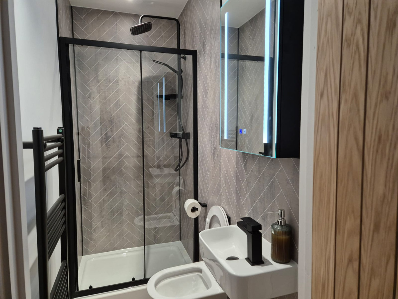 High-Spec 4-Bedroom Home Croydon in 19 Broadway Ave, Croydon CR0 2LP, UK - Property image 12 - VivreStays