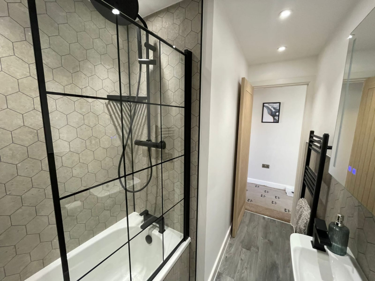 High-Spec 4-Bedroom Home Croydon in 19 Broadway Ave, Croydon CR0 2LP, UK - Property image 2 - VivreStays