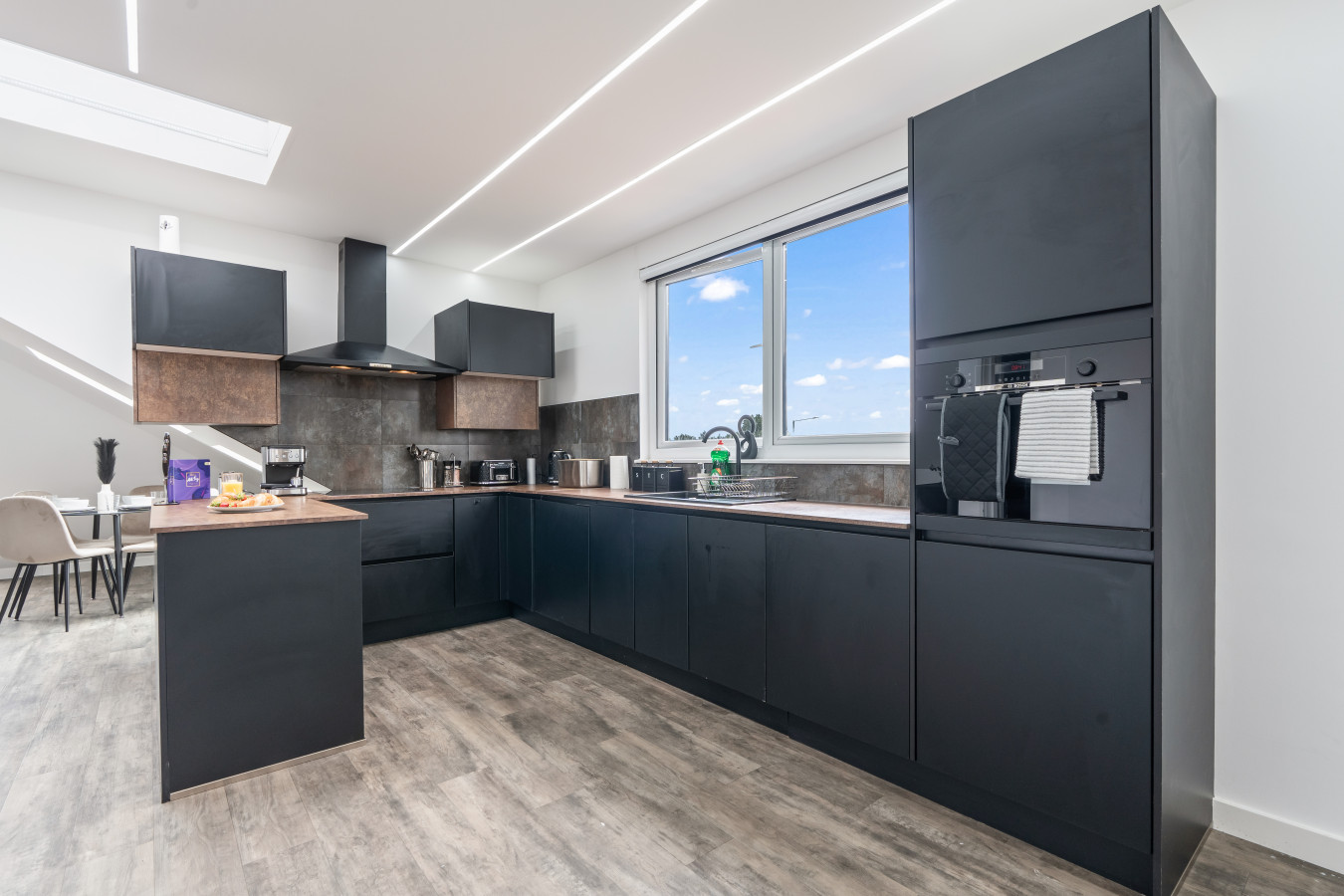 Stunning Penthouse-Style 2-Bed Uxbridge in Flat 6, 200 Harefield Rd, Uxbridge UB8 1PS, UK - Property image 6 - VivreStays
