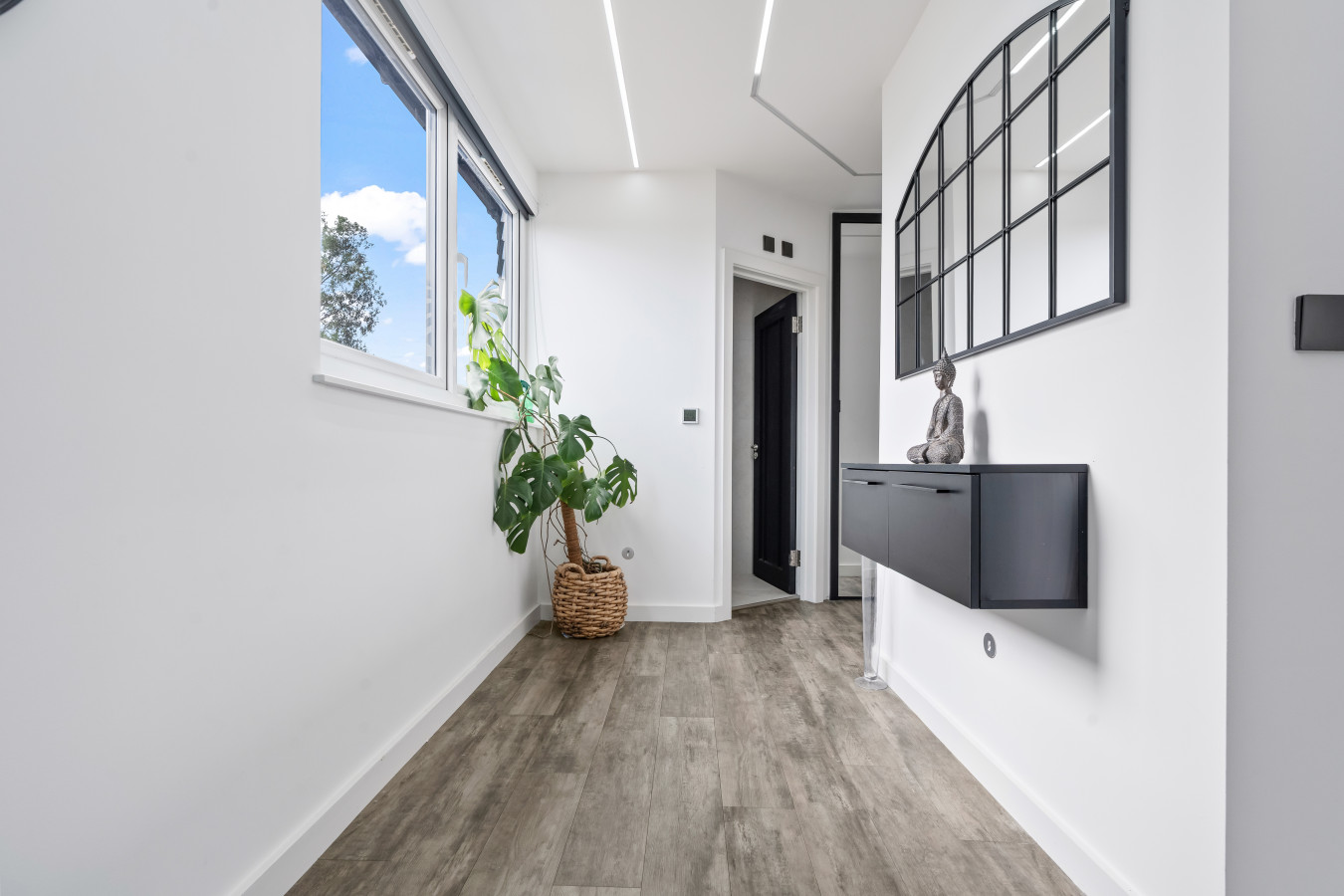 Stunning Penthouse-Style 2-Bed Uxbridge in Flat 6, 200 Harefield Rd, Uxbridge UB8 1PS, UK - Property image 20 - VivreStays