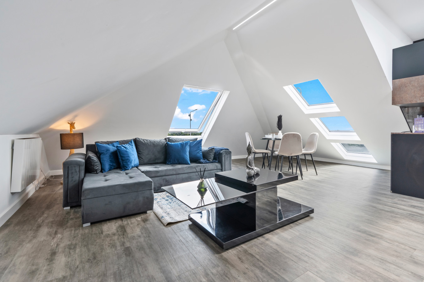Stunning Penthouse-Style 2-Bed Uxbridge in Flat 6, 200 Harefield Rd, Uxbridge UB8 1PS, UK - Property image 14 - VivreStays