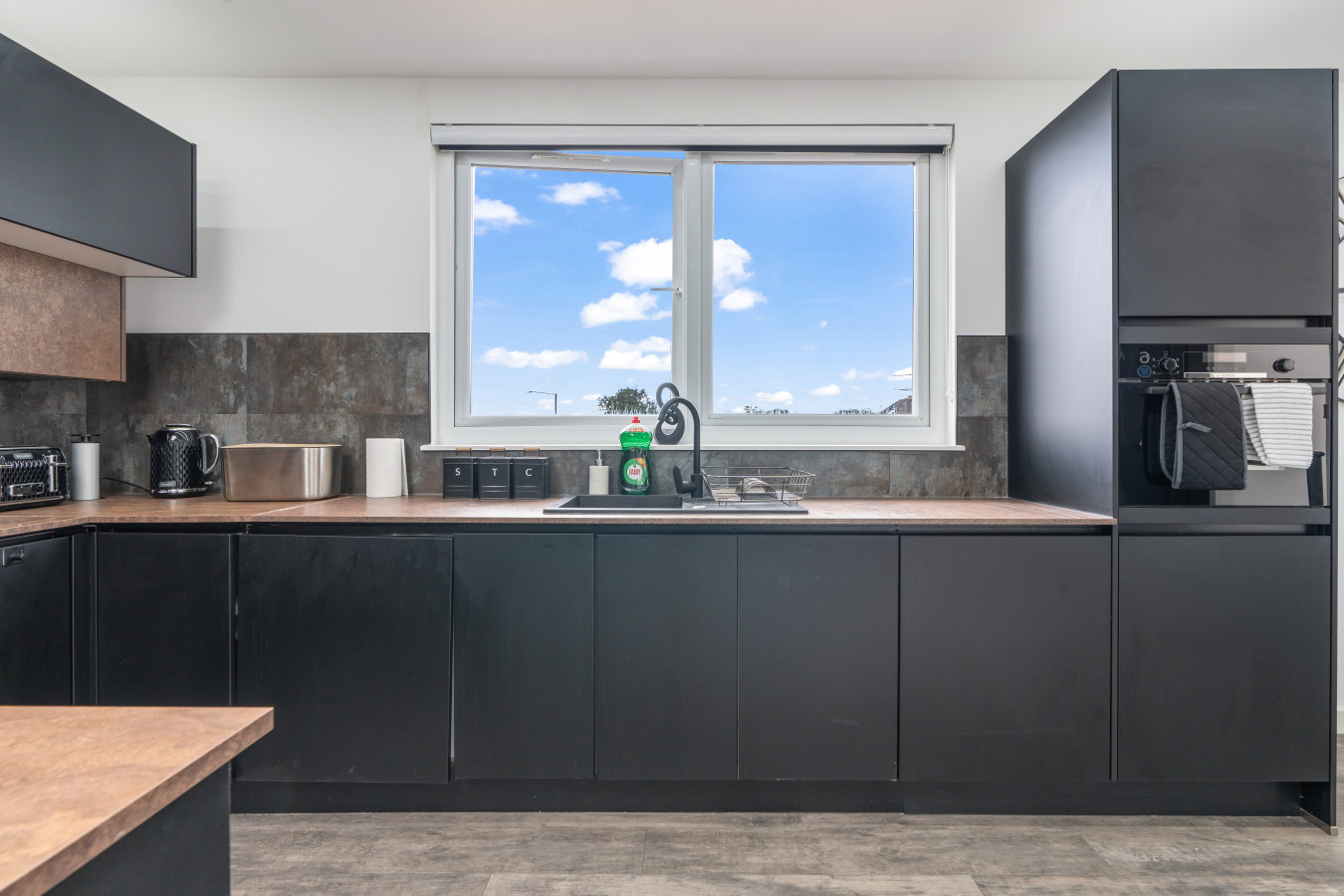 Stunning Penthouse-Style 2-Bed Uxbridge in Flat 6, 200 Harefield Rd, Uxbridge UB8 1PS, UK - Property image 19 - VivreStays