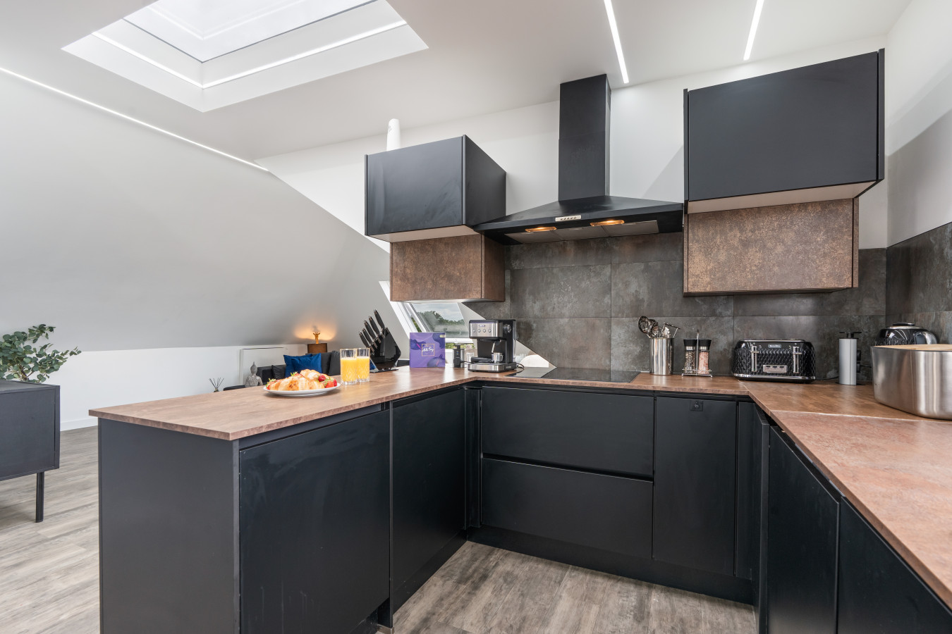 Stunning Penthouse-Style 2-Bed Uxbridge in Flat 6, 200 Harefield Rd, Uxbridge UB8 1PS, UK - Property image 16 - VivreStays