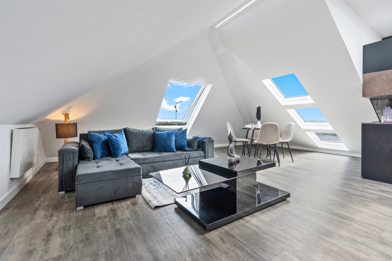 Stunning Penthouse-Style 2-Bed Uxbridge in Flat 6, 200 Harefield Rd, Uxbridge UB8 1PS, UK - Property image 7 - VivreStays