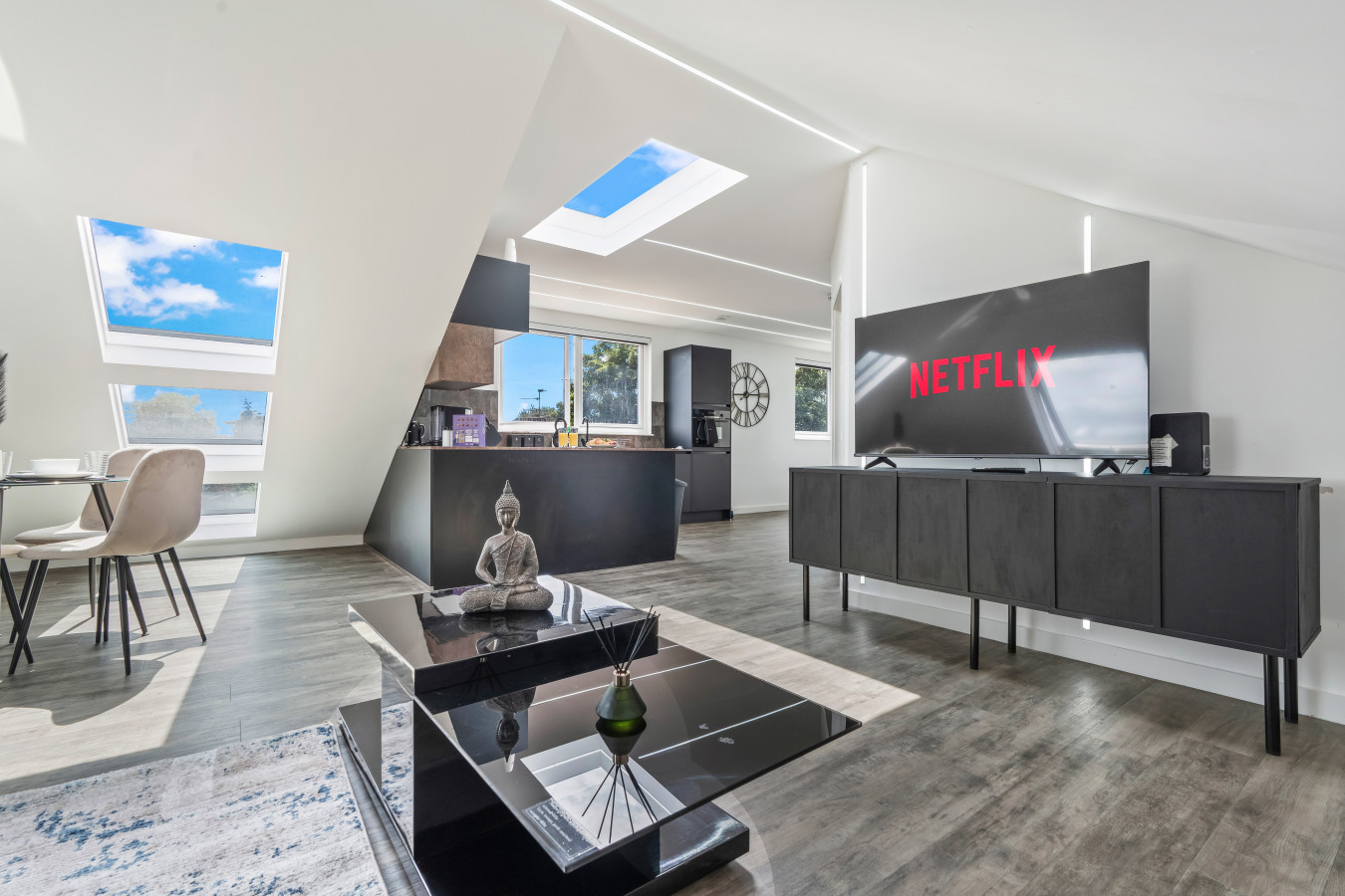 Stunning Penthouse-Style 2-Bed Uxbridge in Flat 6, 200 Harefield Rd, Uxbridge UB8 1PS, UK - Property image 9 - VivreStays