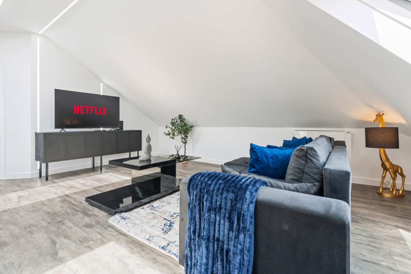 Stunning Penthouse-Style 2-Bed Uxbridge serviced apartment - UK - VivreStays