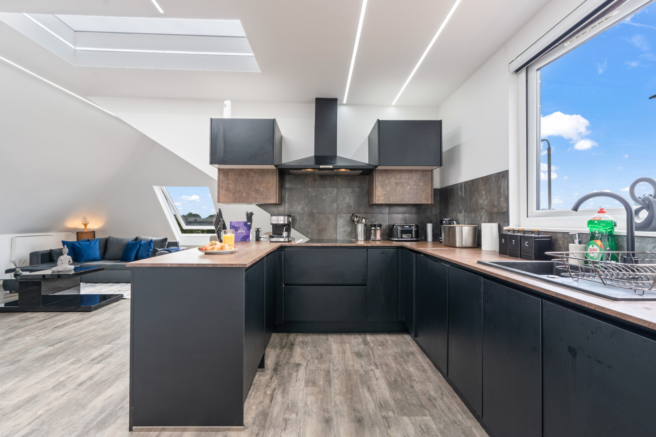 Stunning Penthouse-Style 2-Bed Uxbridge in Flat 6, 200 Harefield Rd, Uxbridge UB8 1PS, UK - Property image 11 - VivreStays