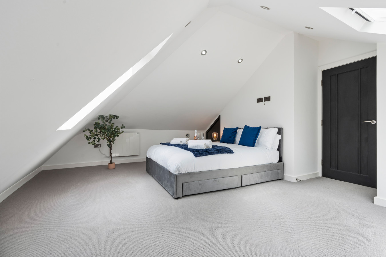 Stunning Penthouse-Style 2-Bed Uxbridge in Flat 6, 200 Harefield Rd, Uxbridge UB8 1PS, UK - Property image 15 - VivreStays