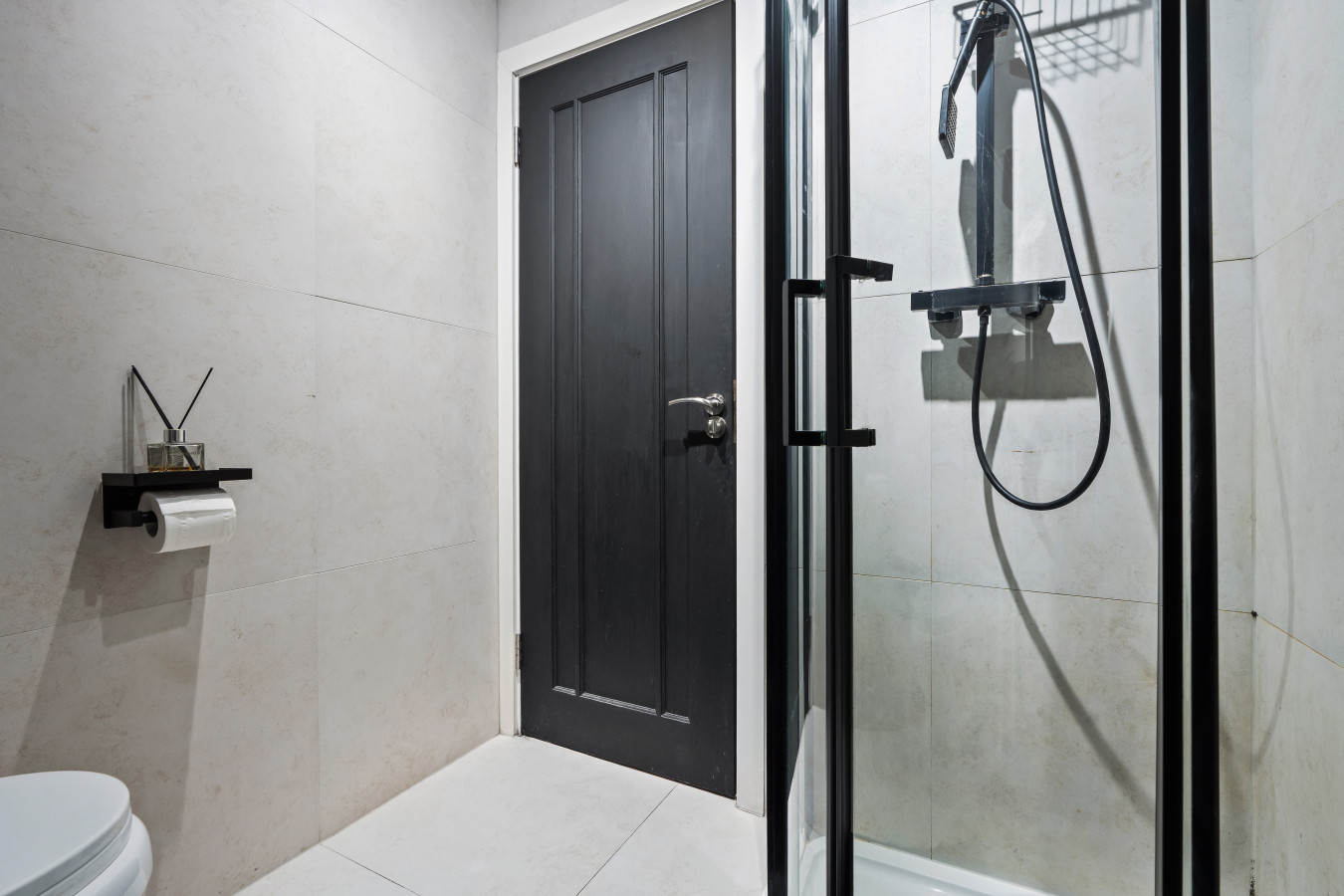 Spacious Top Floor 2-Bed Apartment | Brand New Refurb in 200 Harefield Rd, Uxbridge UB8 1PS, UK - Property image 13 - VivreStays