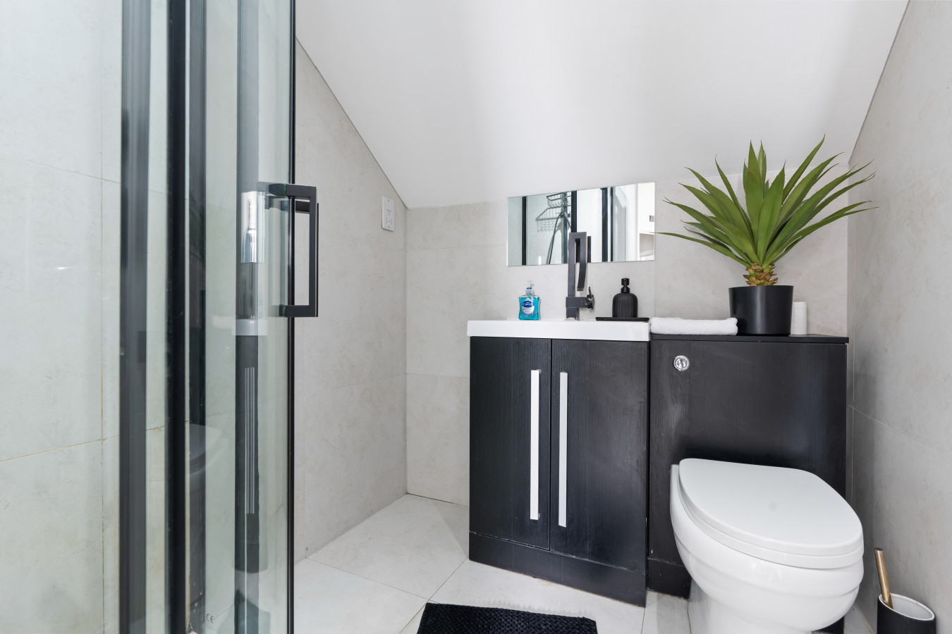 Spacious Top Floor 2-Bed Apartment | Brand New Refurb in 200 Harefield Rd, Uxbridge UB8 1PS, UK - Property image 24 - VivreStays