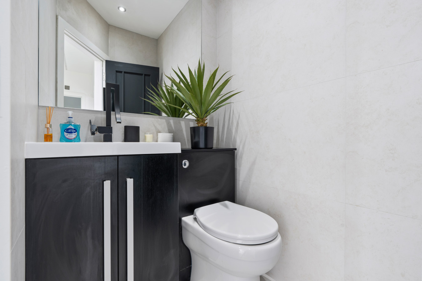 Spacious Top Floor 2-Bed Apartment | Brand New Refurb in 200 Harefield Rd, Uxbridge UB8 1PS, UK - Property image 4 - VivreStays