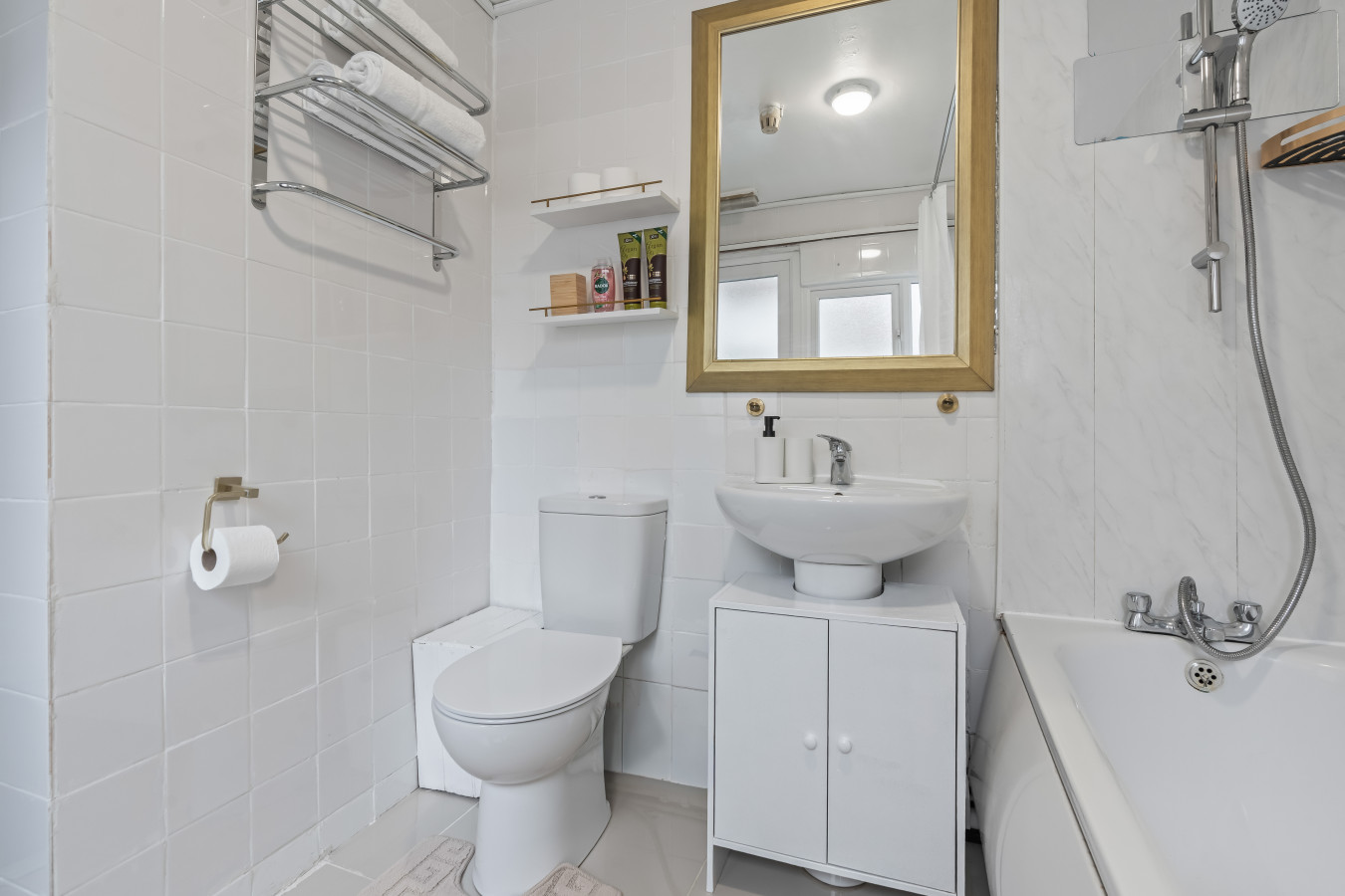Stylish 3 Bedroom Apartment Fulham| Stamford Bridge in 22 Filmer Rd, London SW6 7BW, UK - Property image 17 - VivreStays