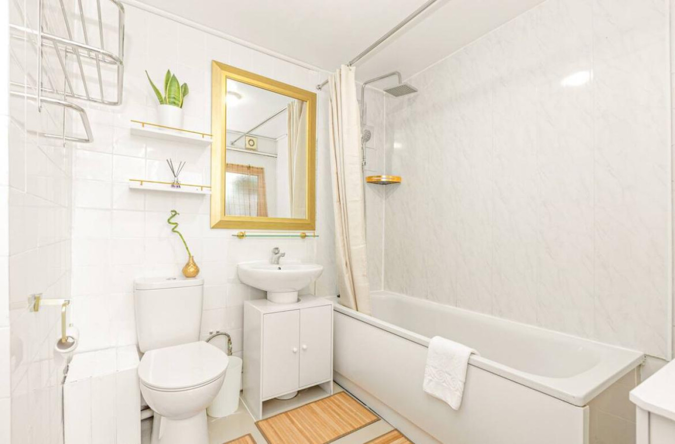 Stylish 3 Bedroom Apartment Fulham| Stamford Bridge in 22 Filmer Rd, London SW6 7BW, UK - Property image 20 - VivreStays