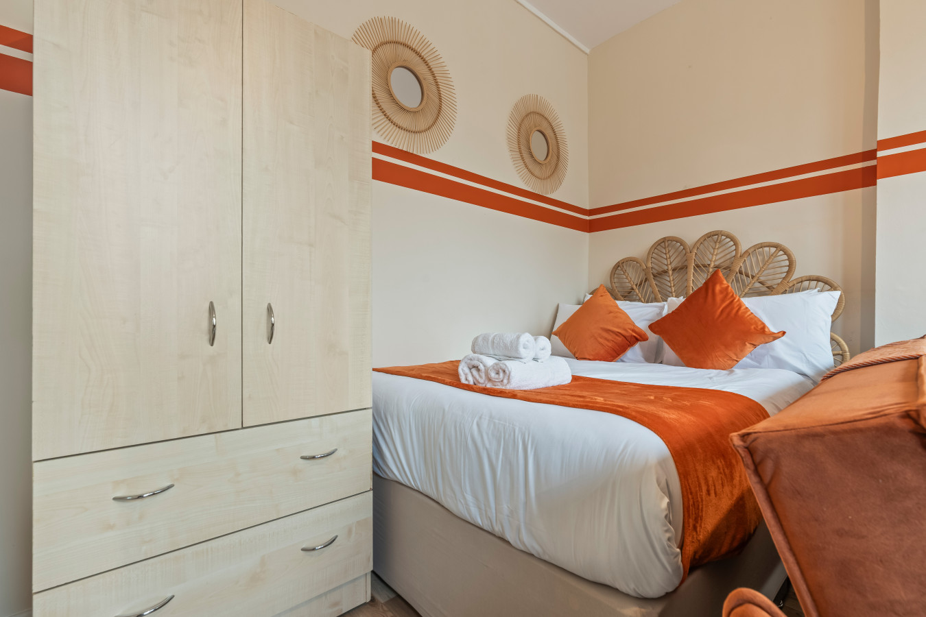 Spacious 3 Bed Apartment Fulham in 22 Filmer Rd, London SW6 7BW, UK - Property image 3 - VivreStays