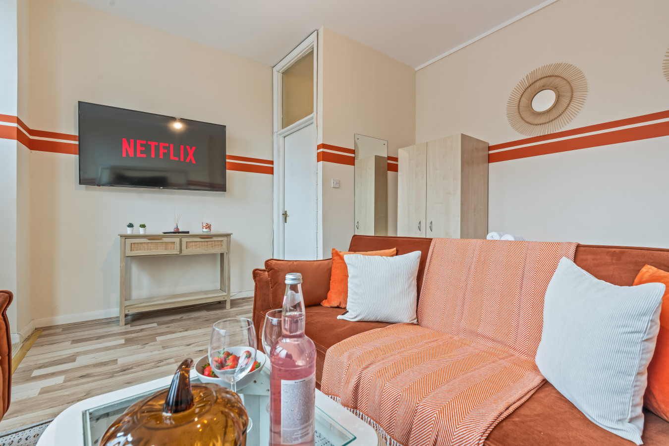 Spacious 3 Bed Apartment Fulham in 22 Filmer Rd, London SW6 7BW, UK - Property image 17 - VivreStays