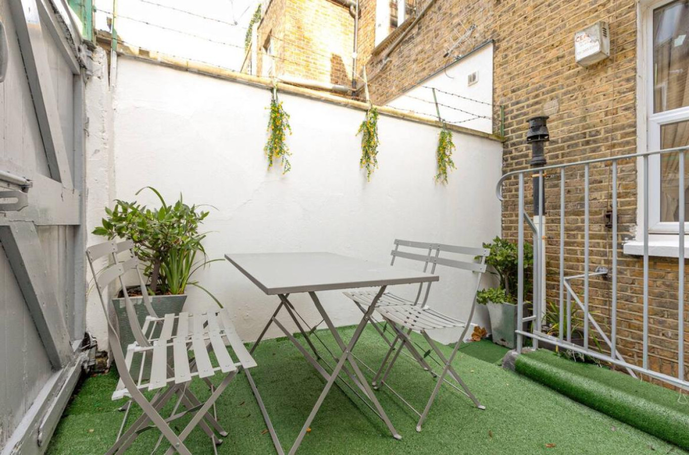 Spacious 3 Bed Apartment Fulham in 22 Filmer Rd, London SW6 7BW, UK - Property image 12 - VivreStays