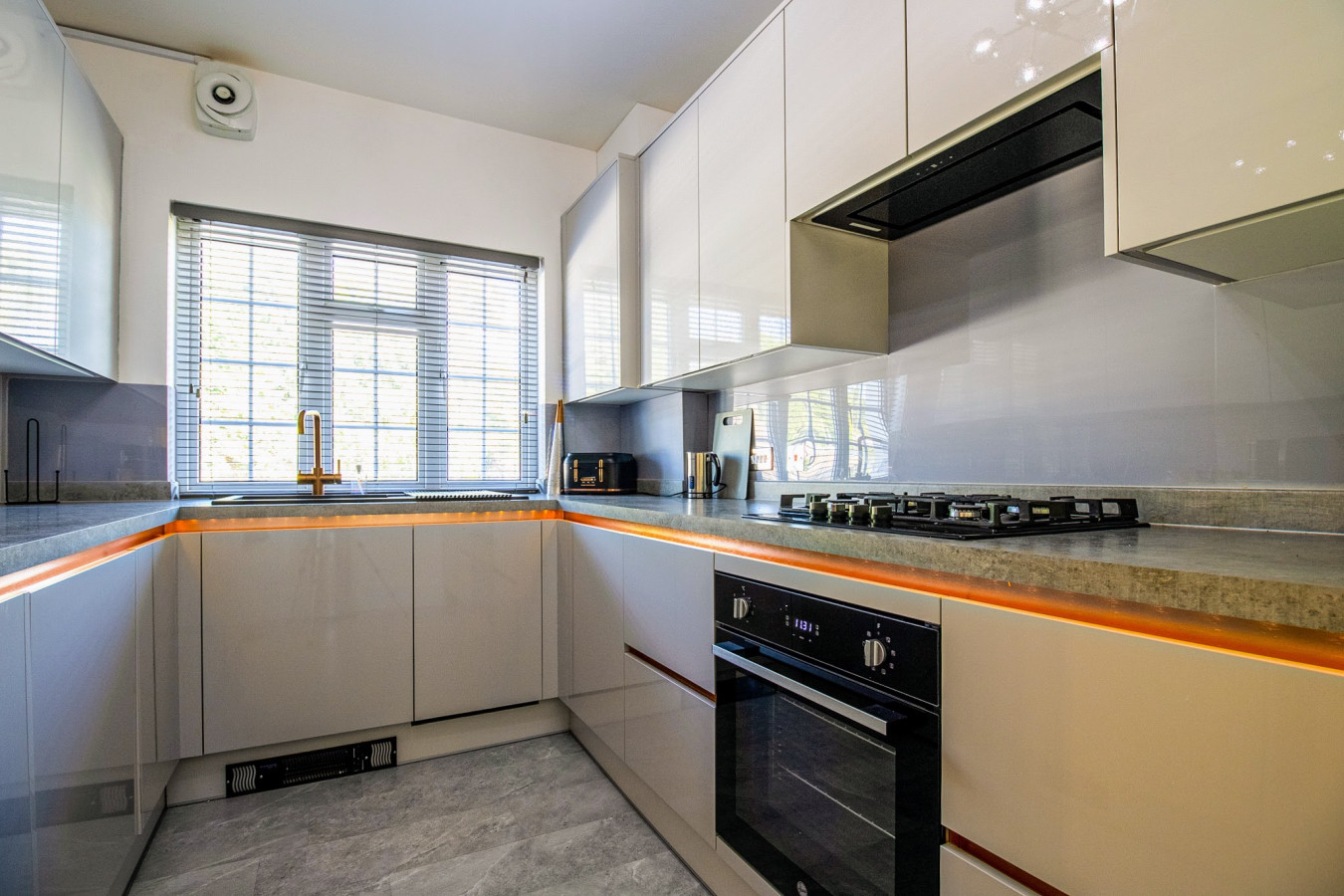 Luxury 3 Bed Apartment | Train Station in Wolsey Road, England, United Kingdom, HA6 2HL - Property image 12 - VivreStays