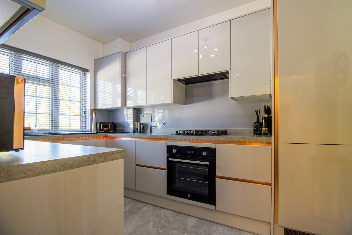 Luxury 3 Bed Apartment | Train Station in Wolsey Road, England, United Kingdom, HA6 2HL - Property image 11 - VivreStays