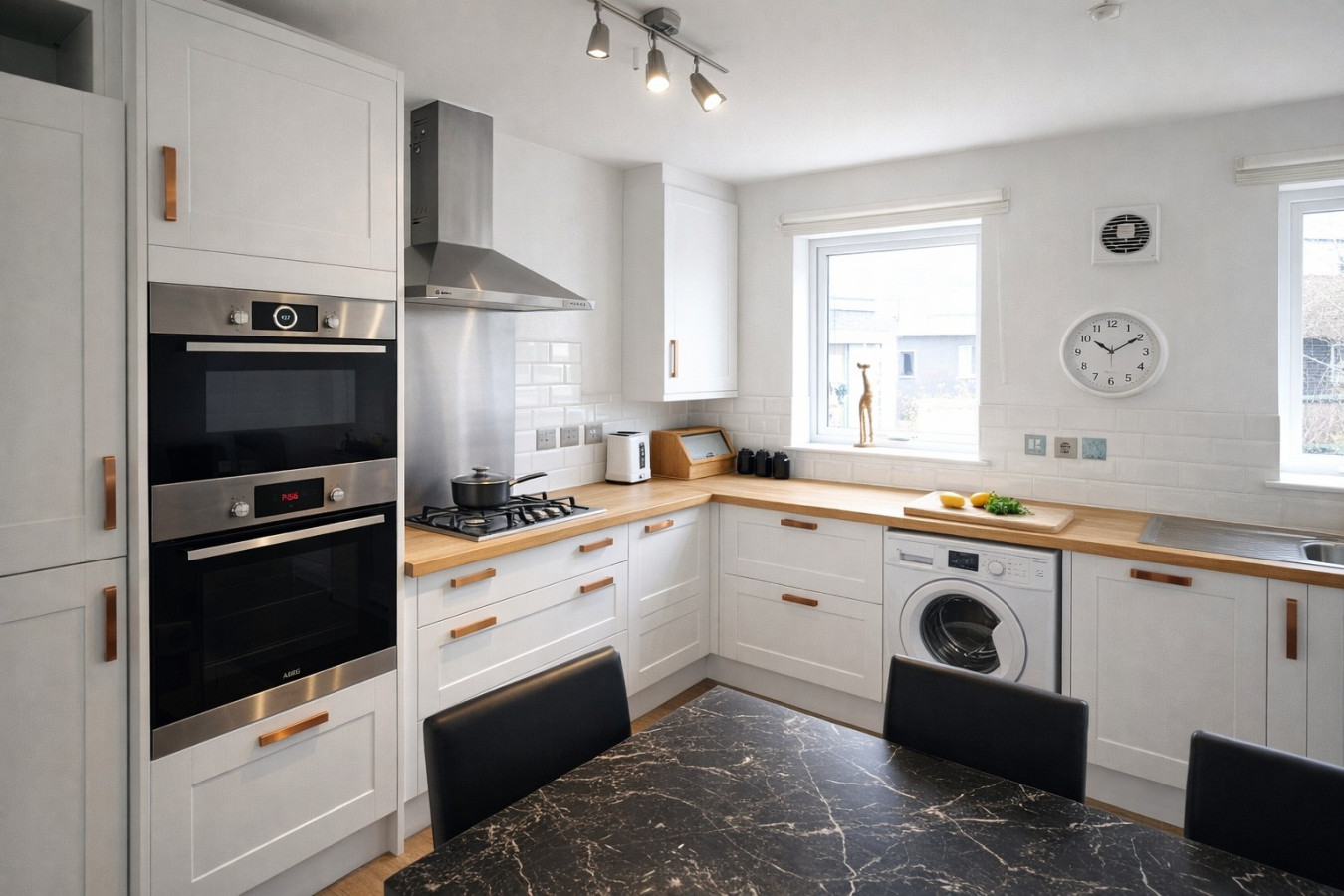 Stylish 2-Bed, White City | Great Transport Links serviced apartment - UK - VivreStays